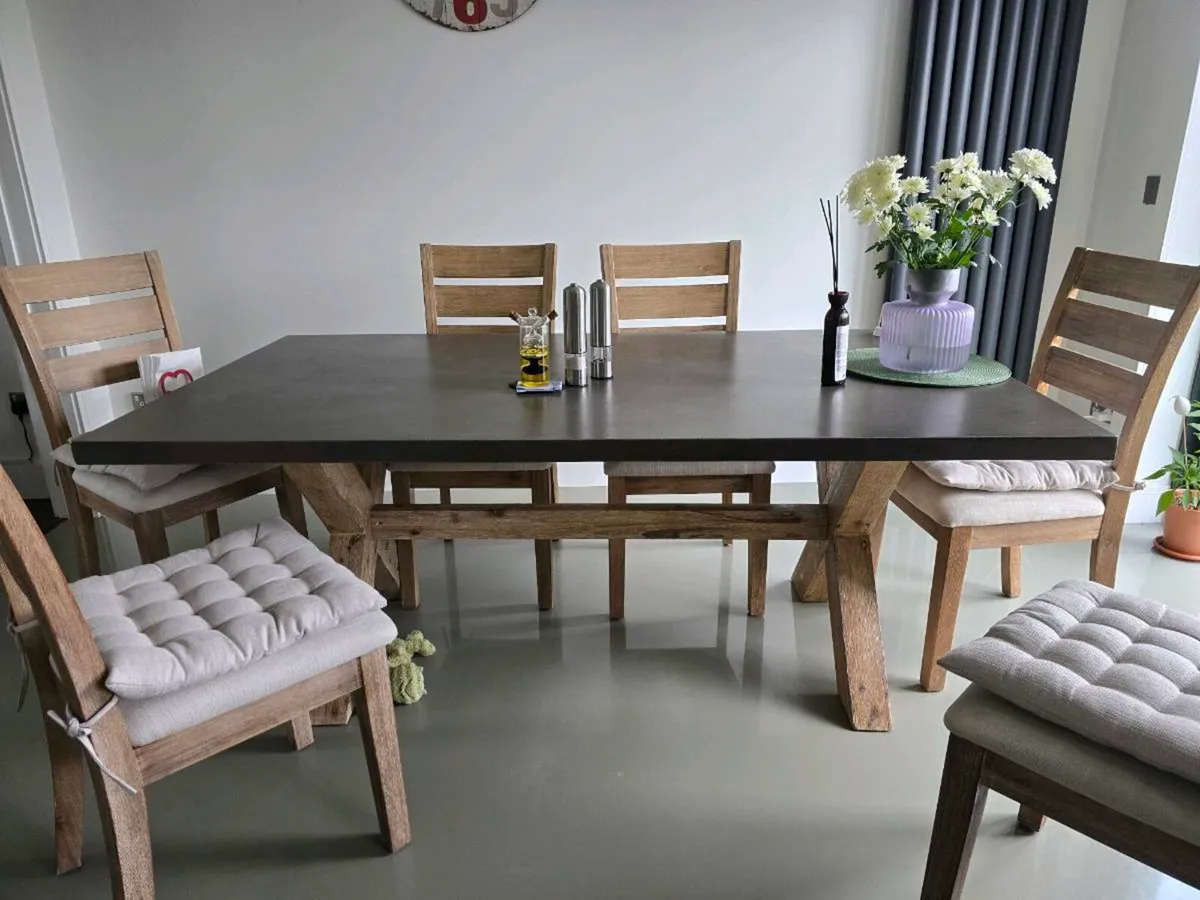Table and chair - Image 1