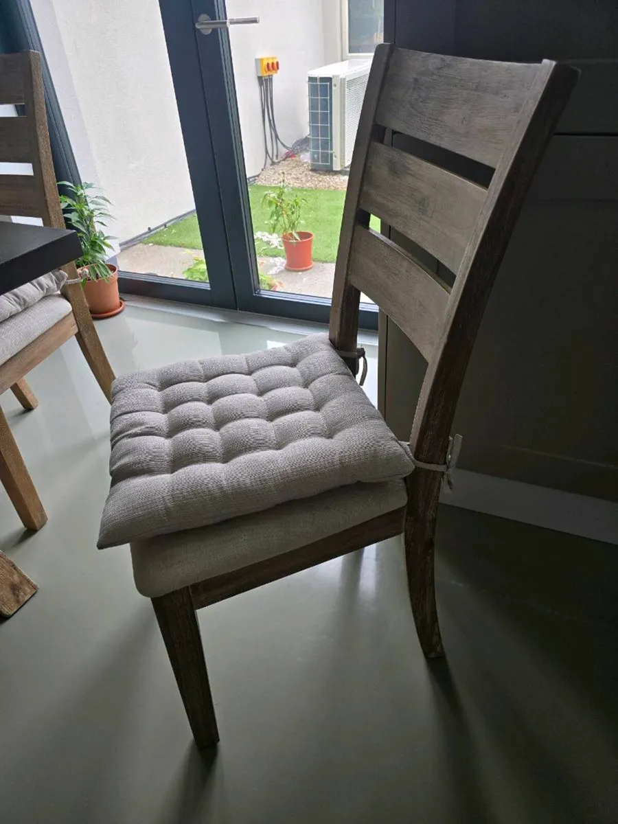 Table and chair - Image 3