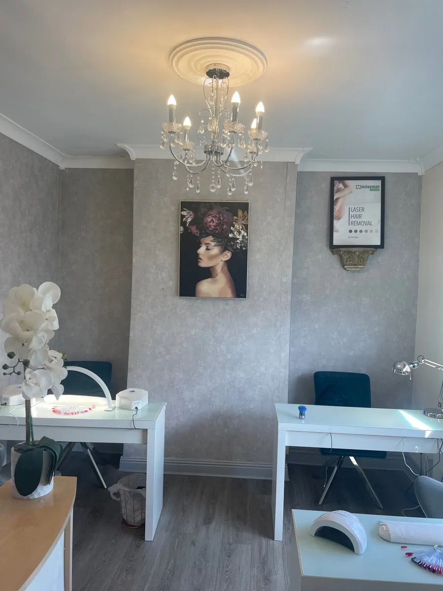 Nail table for rent - Image 1