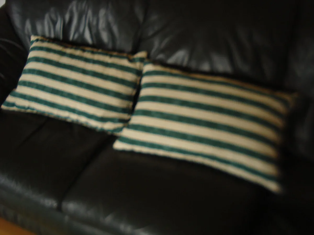 2 PILLOW SHAPE STRIPES CUSHIONS. - Image 2