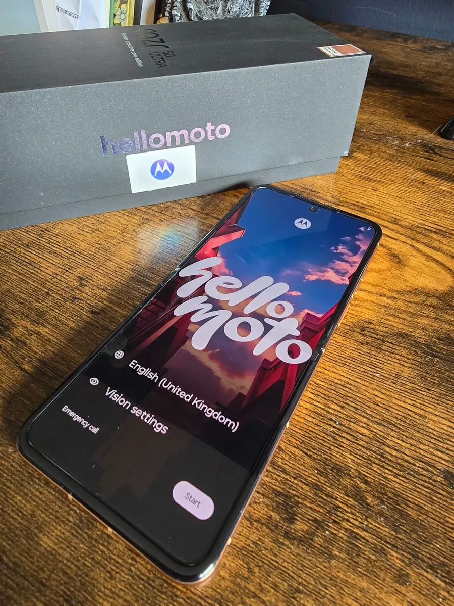 Motorola Razr 50 Ultra 12/512GB Unlocked Incl tag - Image 1