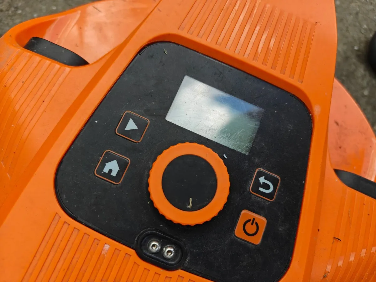 Lawnmaster Ocumow 16 & Ocumow 18 robotic lawnmower - Image 3