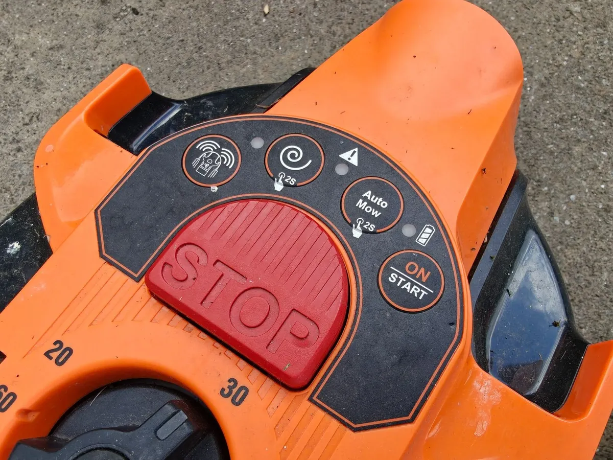 Lawnmaster Ocumow 16 & Ocumow 18 robotic lawnmower - Image 4