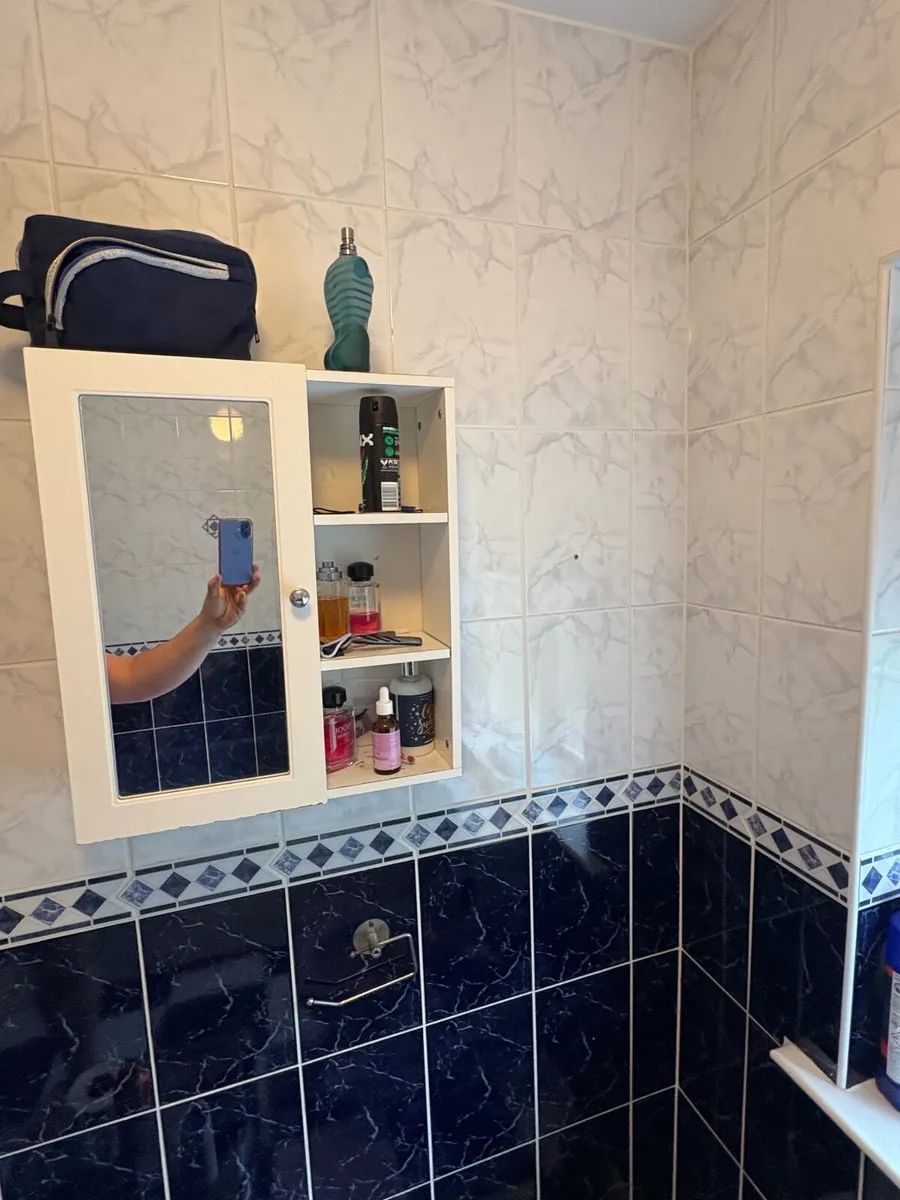 Bathroom cabinet & 3storage drawers €40 for both - Image 1