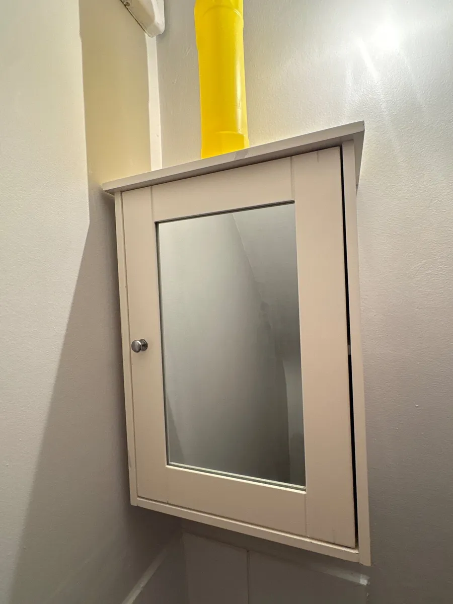 Bathroom cabinet & 3storage drawers €40 for both - Image 3