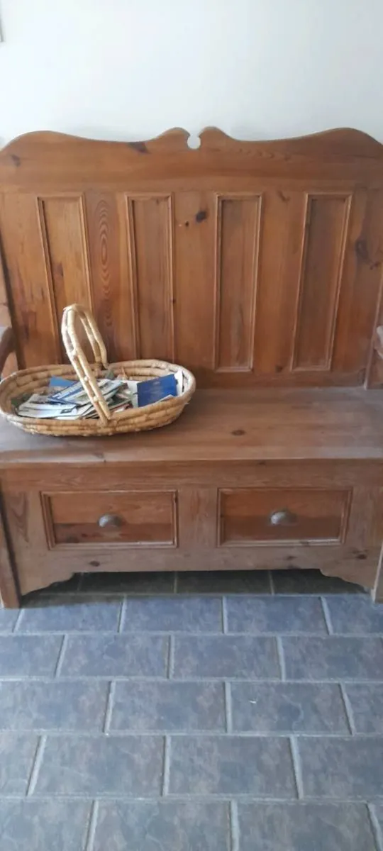Hall seat