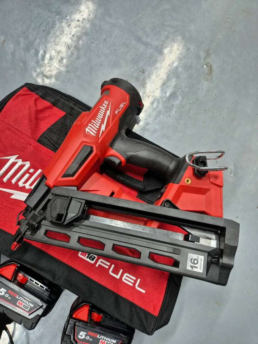 Milwaukee M18 Fuel 16 Gauge 2nd Fix Nail Gun Kit - Image 2
