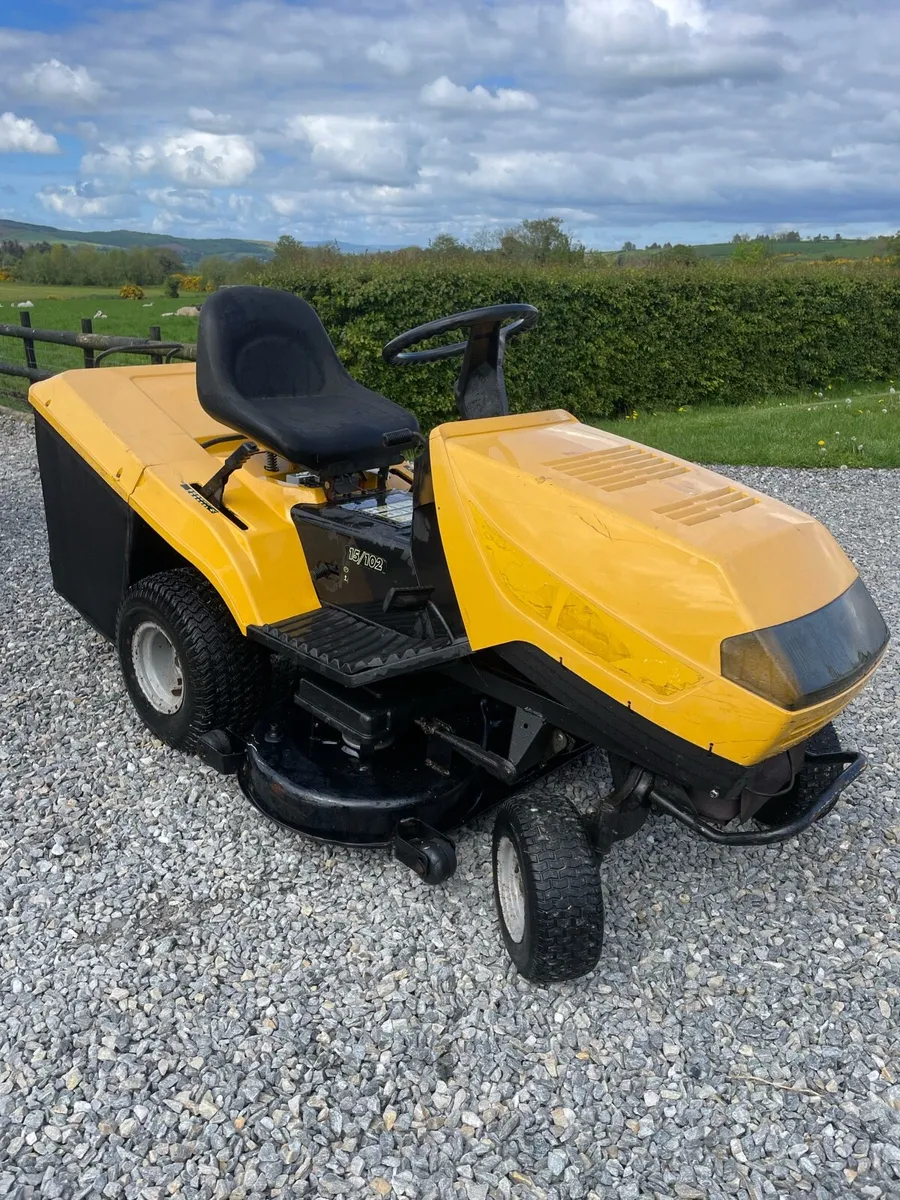 Ride on lawnmower - Image 1