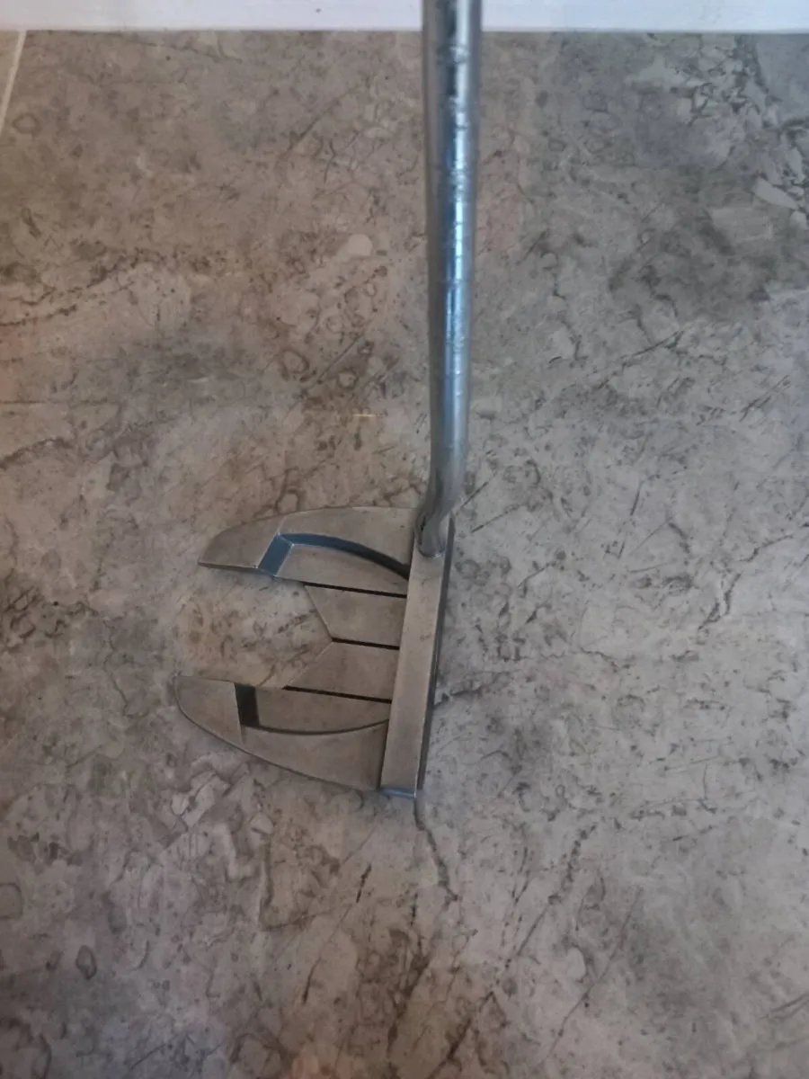 Nike golf putter.  Right handed club. - Image 3