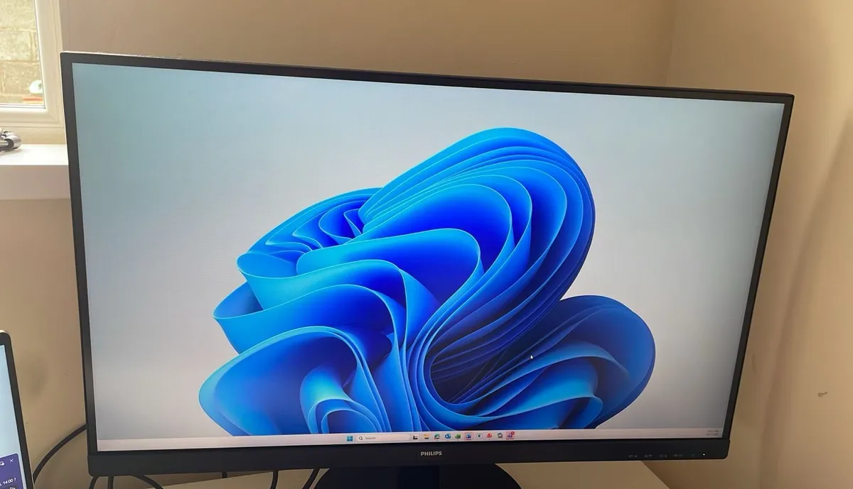 PHILIPS 27 Inch QHD Monitor in Excellent Condition - Image 3