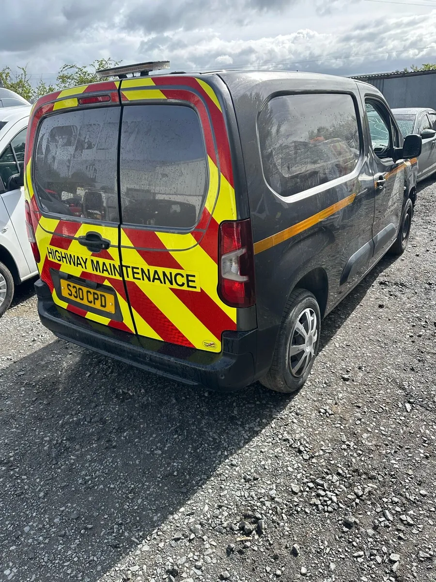 2021 Citroen berlingo 1.5 for breaking only - Image 2