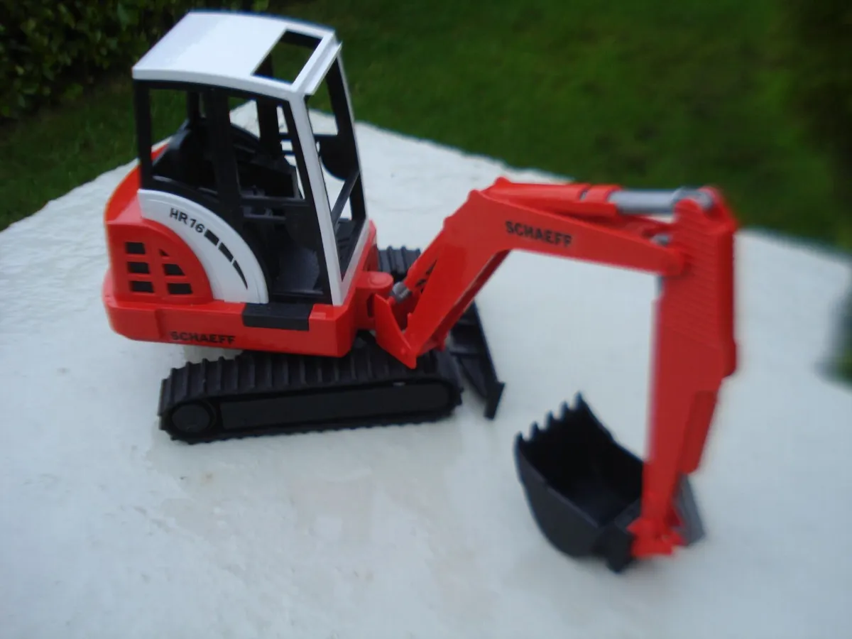 BRUDER SCHAEFF HR16 MINI EXCAVATOR. 1/16 SCALE. - Image 4