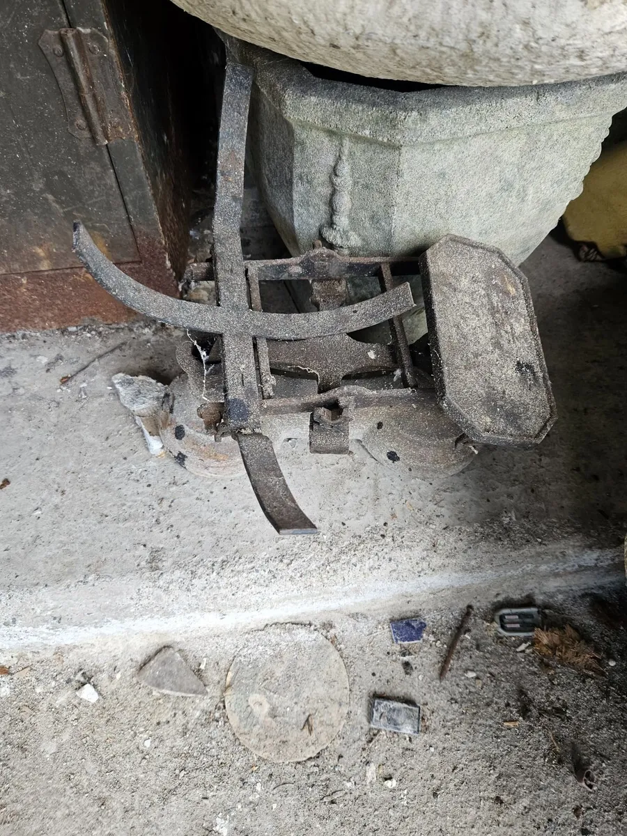 Vintage Cast Iron Weighing Scales - Image 3