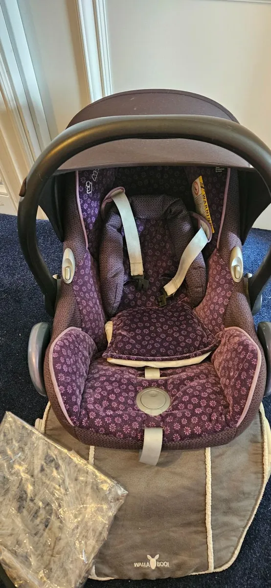 Maxi Cosy Car Seat & Isofix - Image 1
