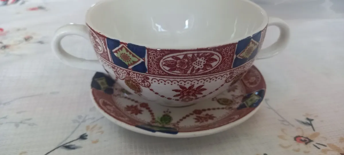 Arklow pottery teacup and saucer - Image 1