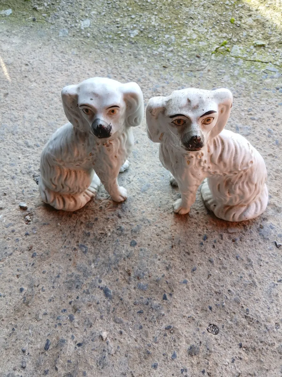 Mantelpiece dogs