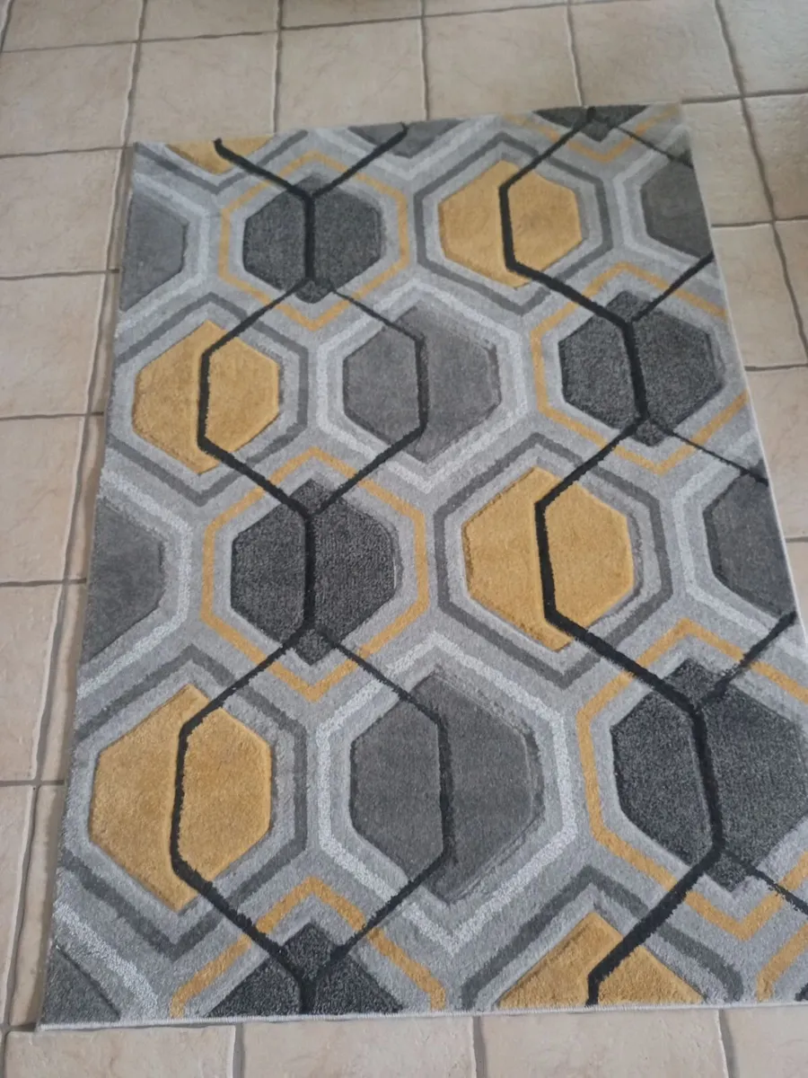 Geometric patterned Rug - Image 1