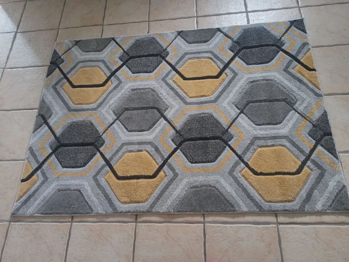 Geometric patterned Rug - Image 3