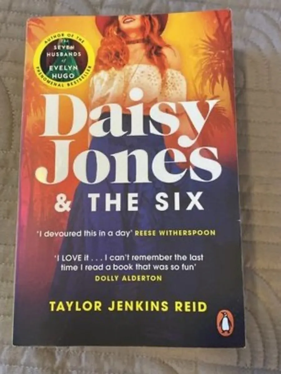Book: Daisy Jones & The Six - Image 1