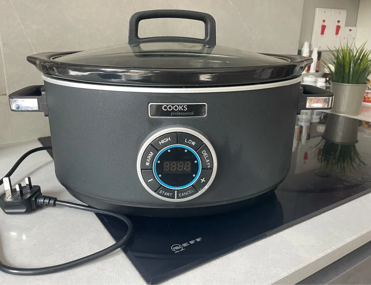Slow cooker