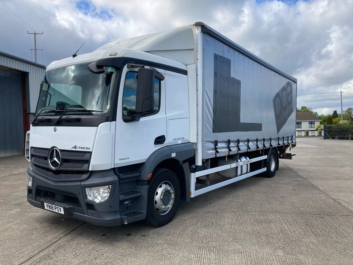 2018 Mercedes Actros 27 ft curtainside - Image 2