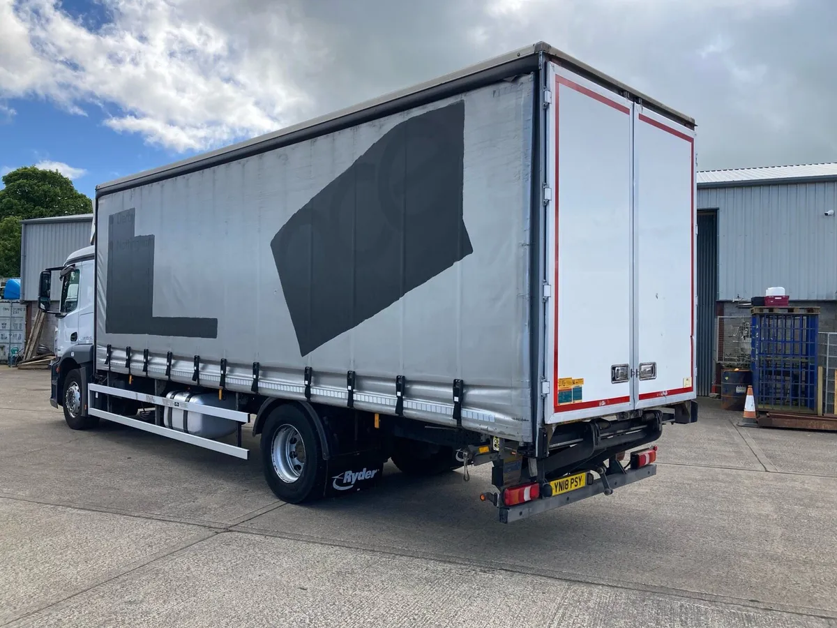 2018 Mercedes Actros 27 ft curtainside - Image 3