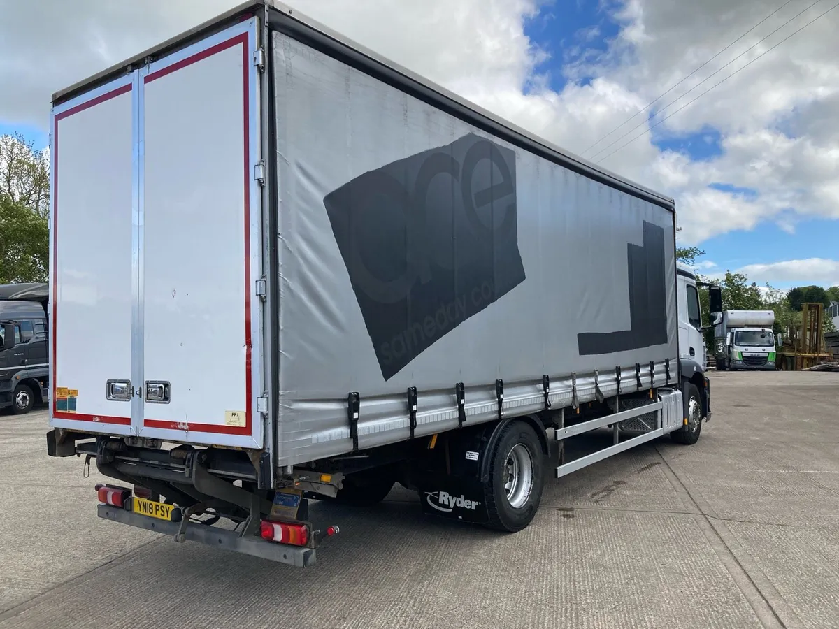 2018 Mercedes Actros 27 ft curtainside - Image 4