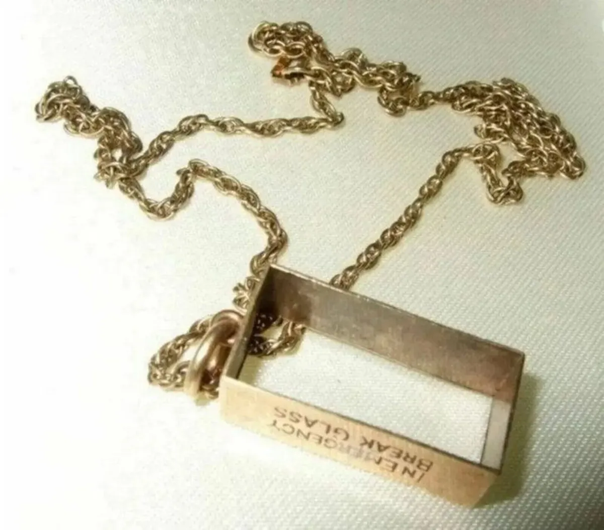 Vintage Hallmarked 9ct Gold Pendant & Chain - Image 2