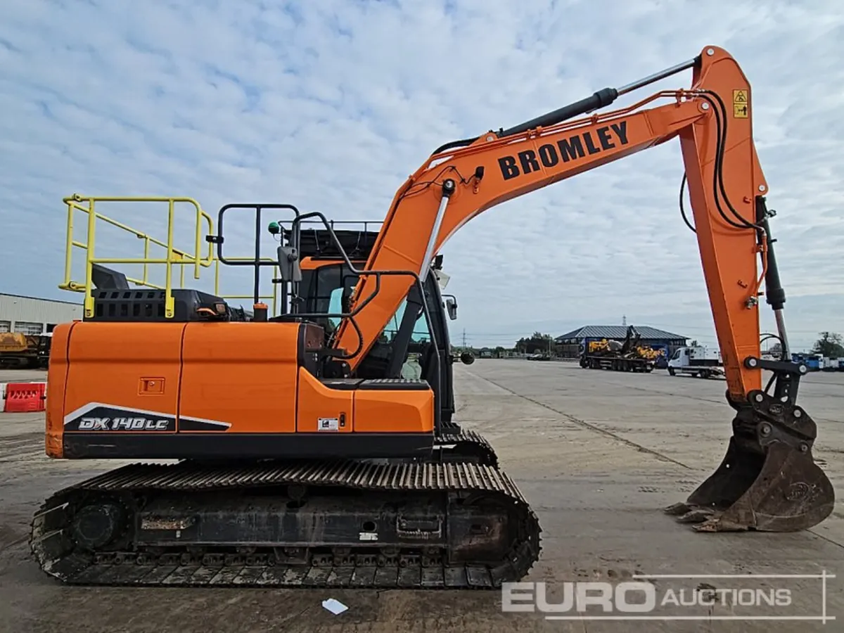 2022 Doosan DX140LC-7 - Image 3