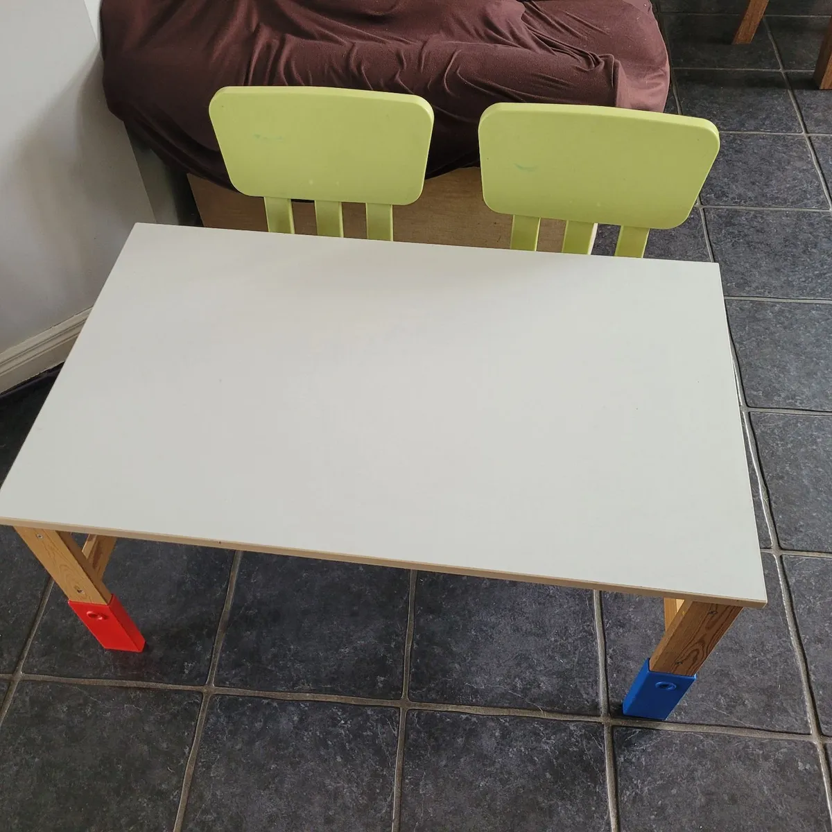 Toddlers table and 2 chairs - Image 3