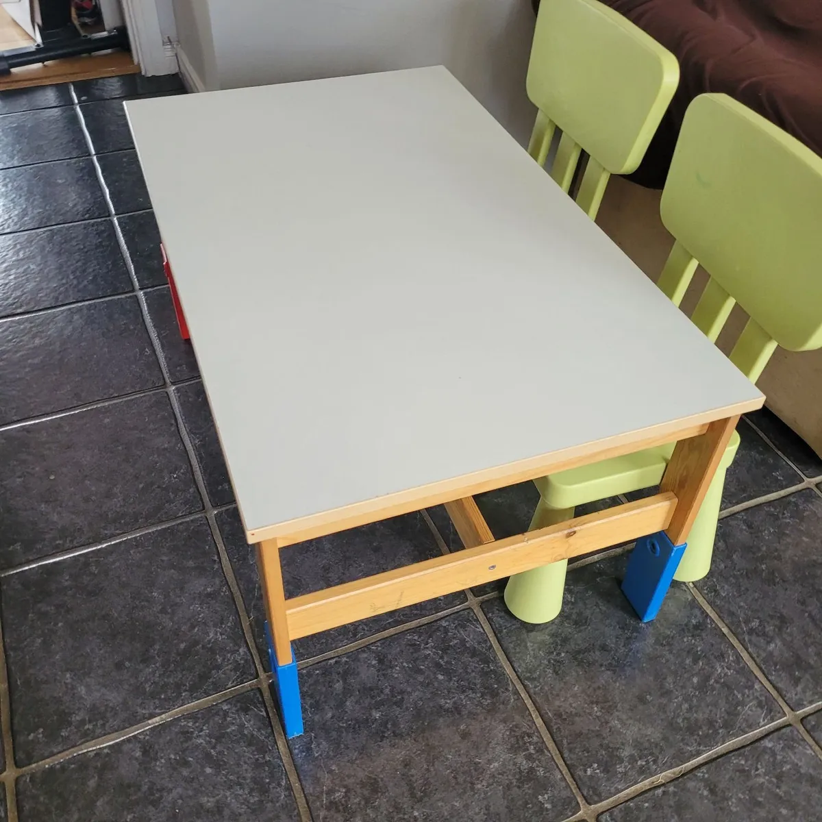 Toddlers table and 2 chairs - Image 1