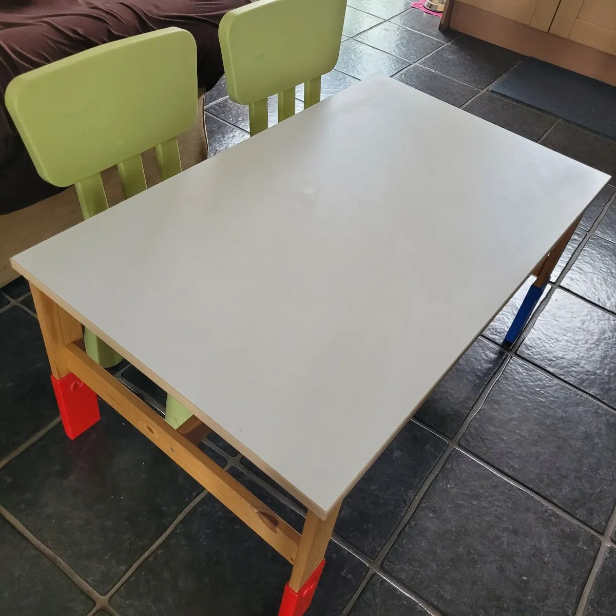 Toddlers table and 2 chairs - Image 2