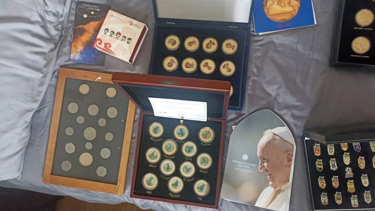 Large collection of coins and pins - Image 2