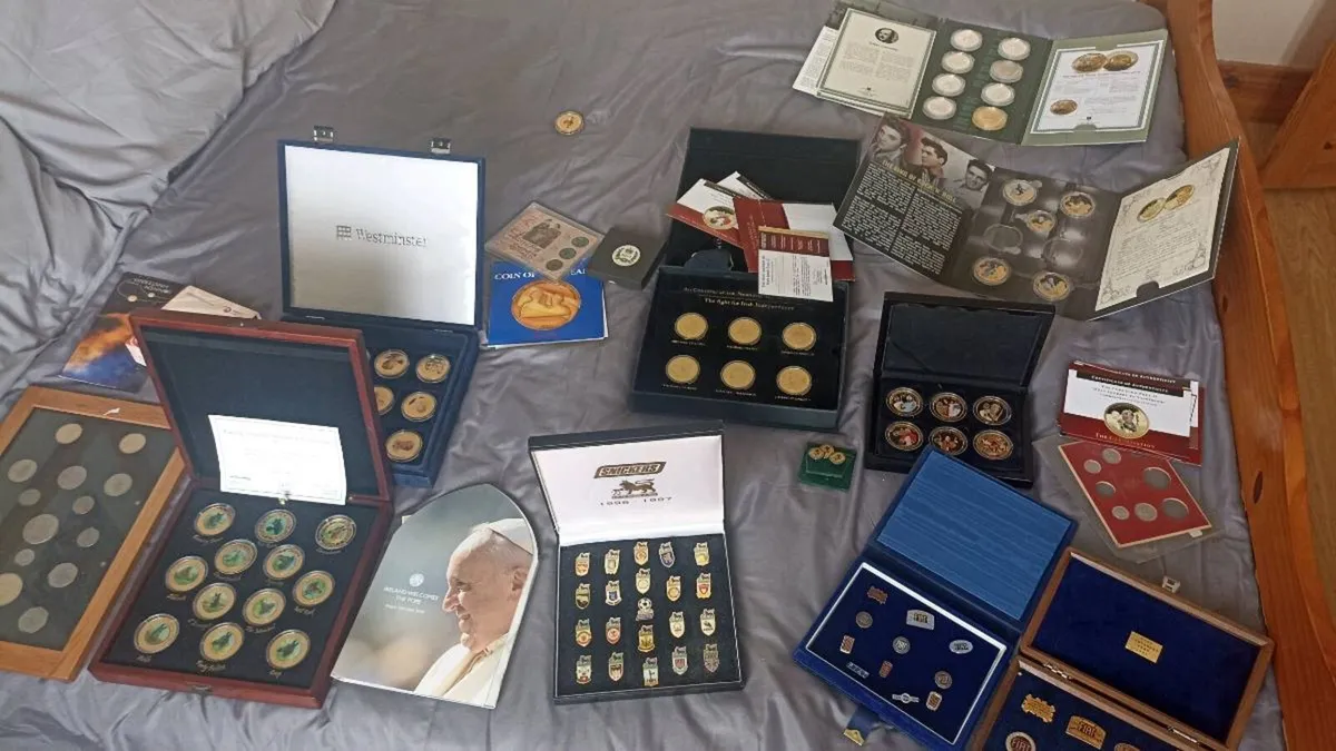 Large collection of coins and pins - Image 1