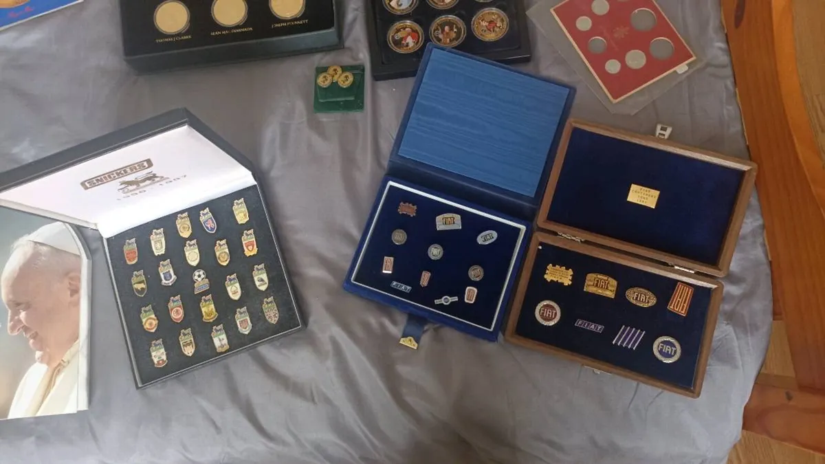 Large collection of coins and pins - Image 3