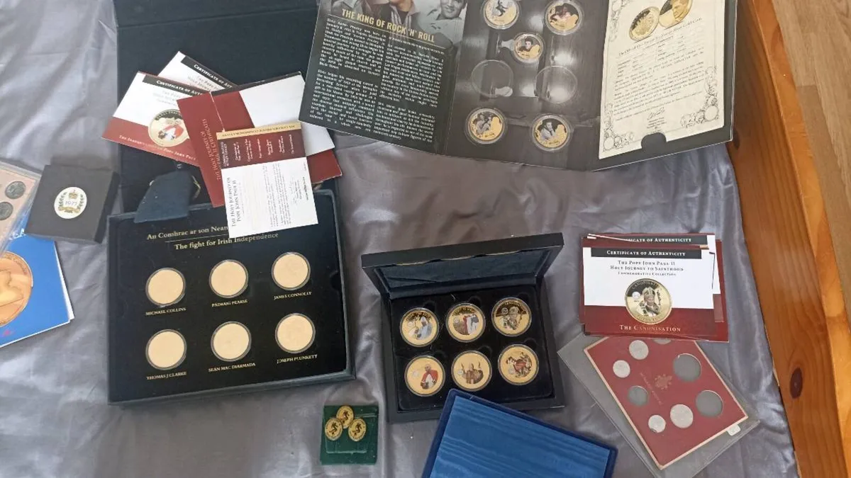Large collection of coins and pins - Image 4