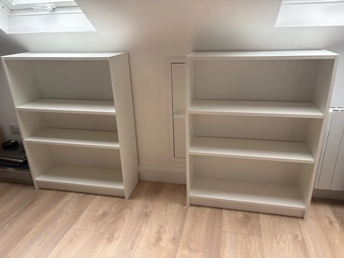 Set of 2 bookcases - Image 1