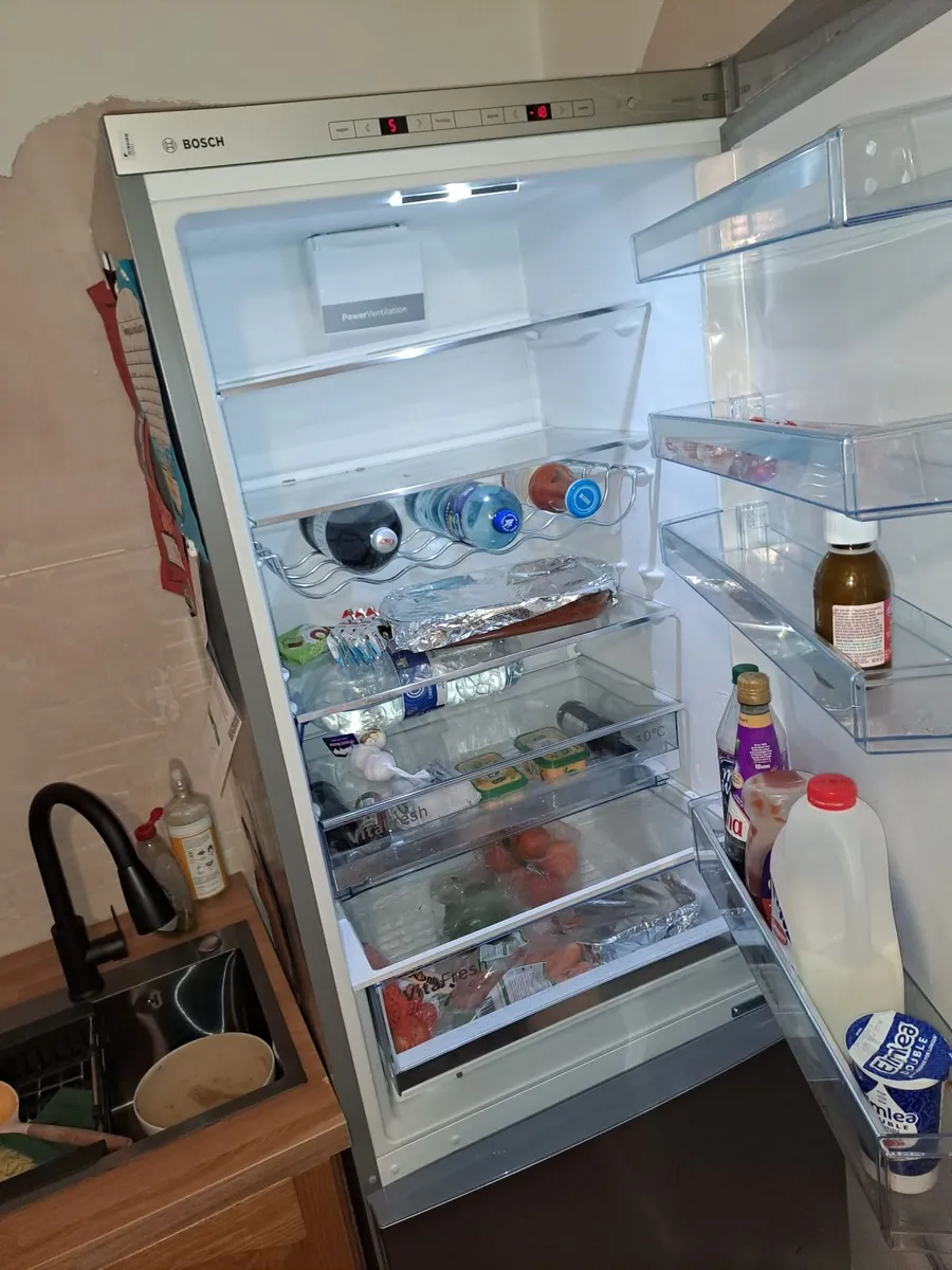Bosch Series 4 Freestanding Fridge freezer - Image 2