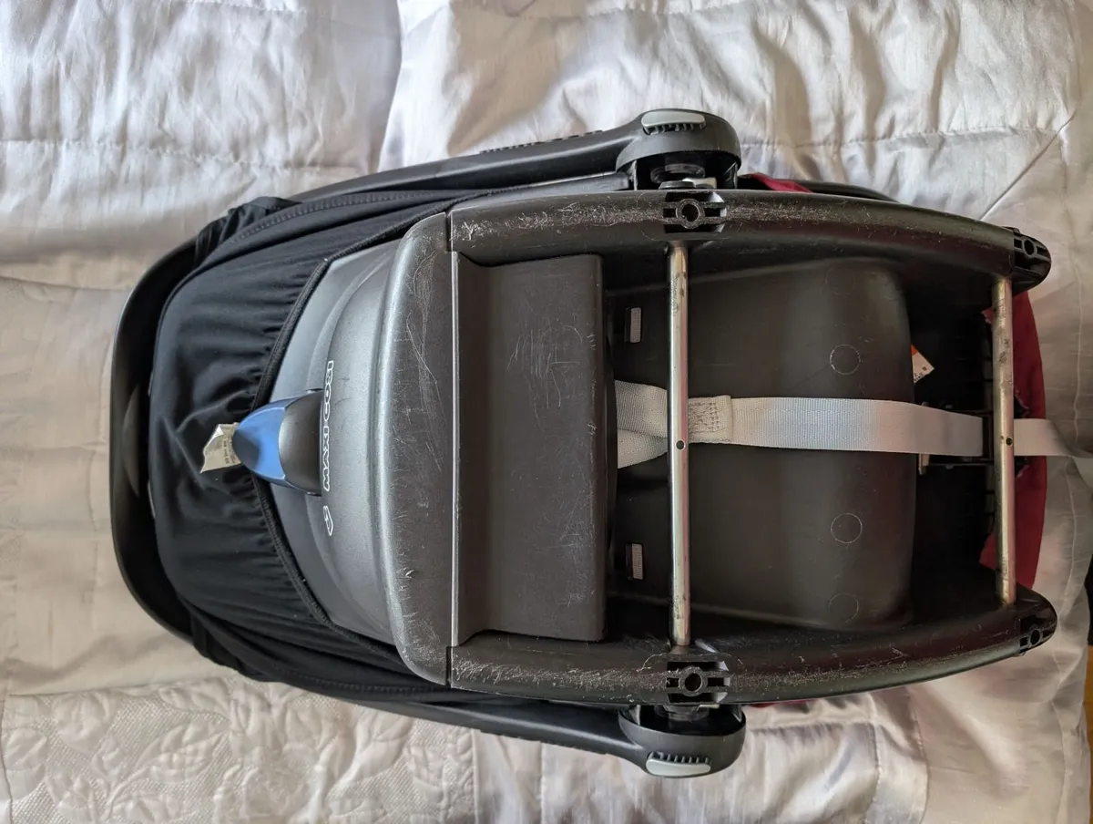 Maxi cosi car seat and base i size - Image 3
