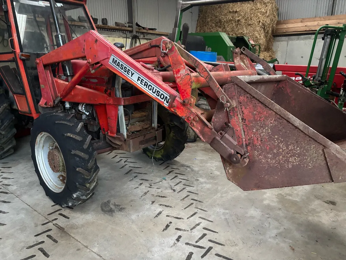 Massey loader with a bucket - Image 2