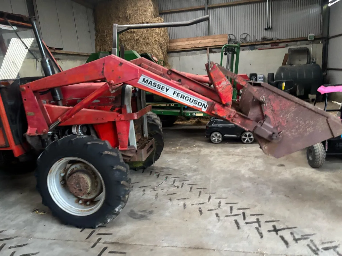 Massey loader with a bucket - Image 3