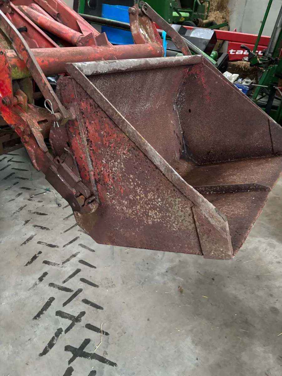 Massey loader with a bucket - Image 4