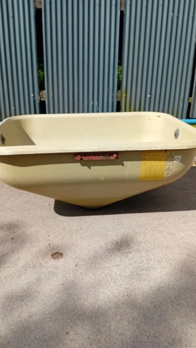 Fertiliser spreader tub - Image 1