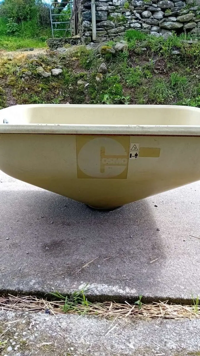 Fertiliser spreader tub - Image 3