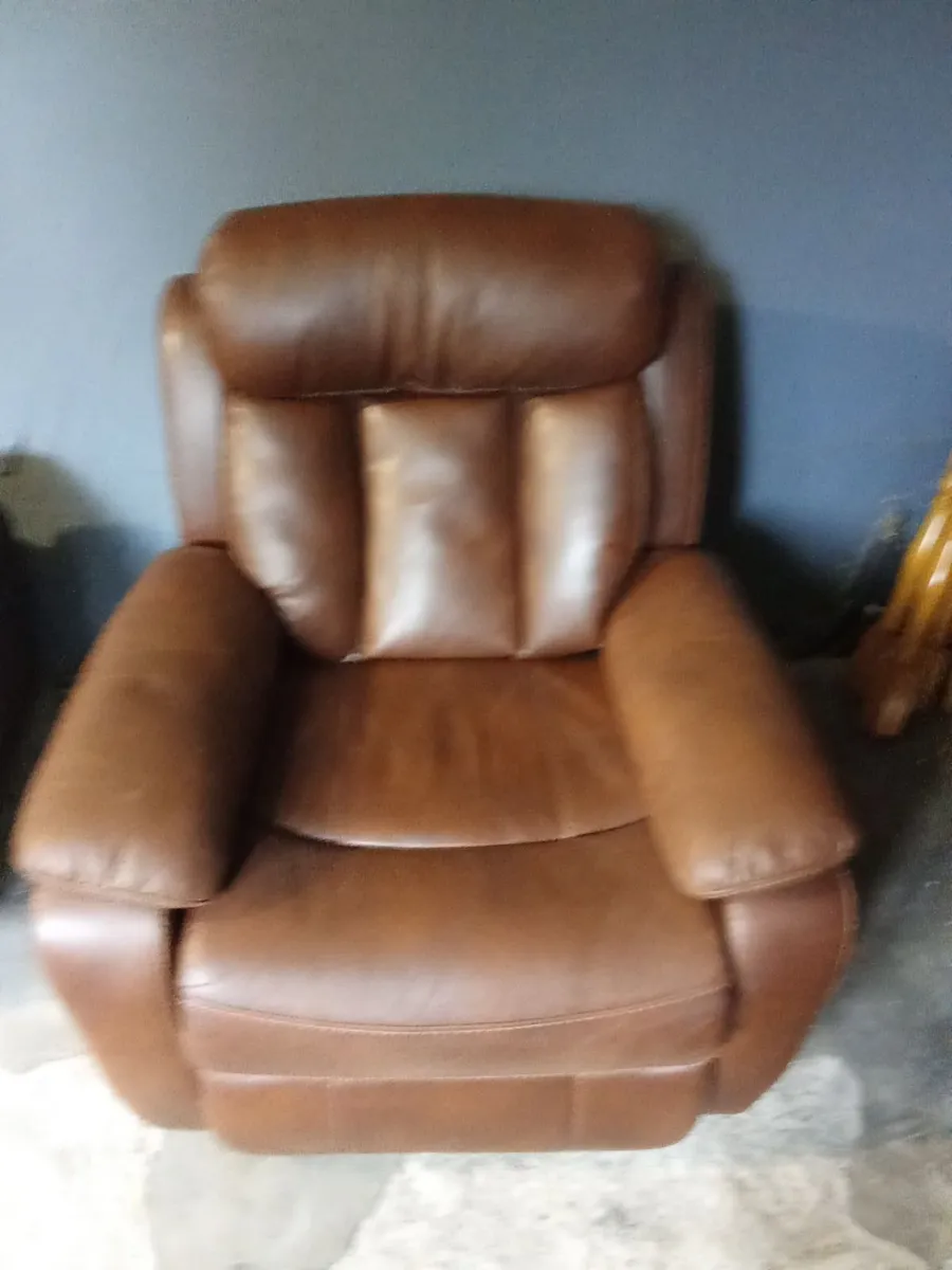 Teo brown recliners in mint condition - Image 1