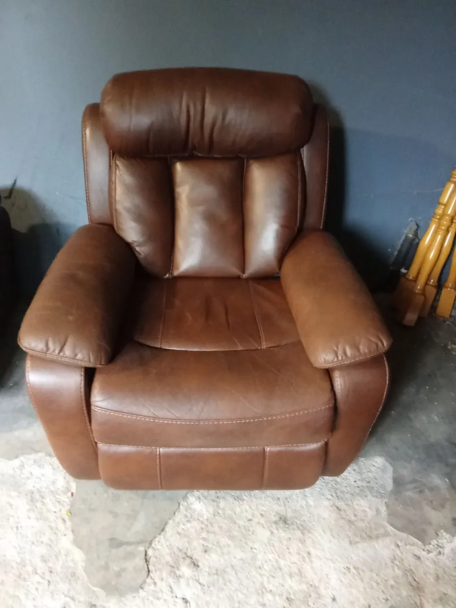 Teo brown recliners in mint condition - Image 2
