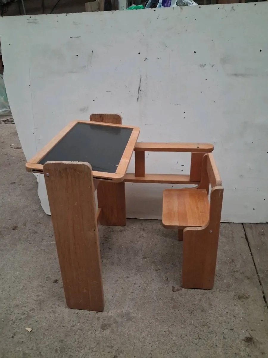 Children's desk - Image 1