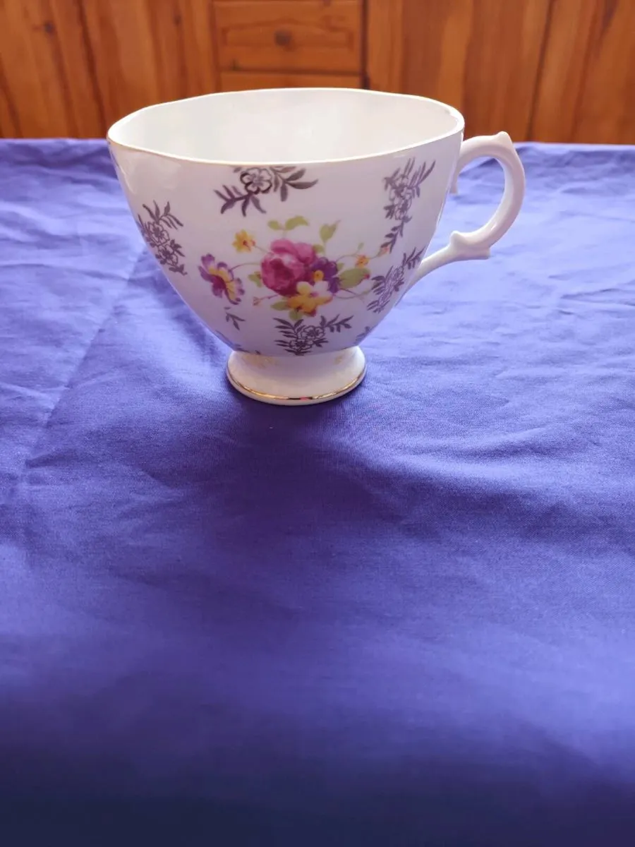 21 piece  BEVERLEY  BONE China Tea Set - Image 3