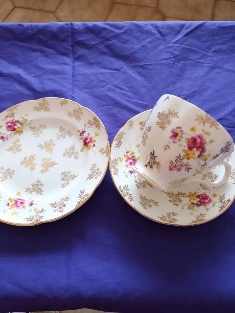 21 piece  BEVERLEY  BONE China Tea Set - Image 4