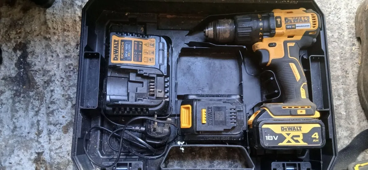 Dewalt 18v drill with 2 batterys and charger - Image 1